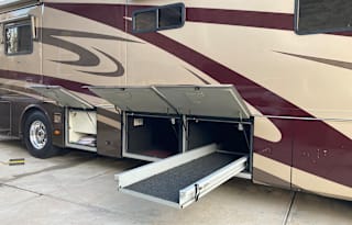 Class A Monaco  41' 4 Slides Diesel  Easy to Drive
