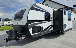 NEW 2022 Venture Stratus