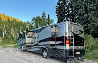 40' Newmar Dutch Star 4023 with High Speed Starlink Internet & Car Dolly