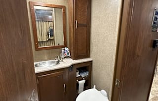 Travel in comfort, easy to drive, 2 bathrooms!