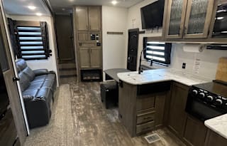 Wolfpack Adventures-Spacious 2022, 45’ Toy Hauler