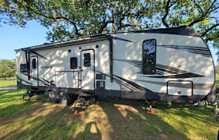 2 BEDROOM 1.5 BATH / SLEEPS 7 / TOY HAULER GETAWAY