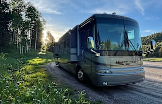 40' Newmar Dutch Star 4023 with High Speed Starlink Internet & Car Dolly
