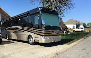 Pet friendly,  spacious RV perfect for tailgating!