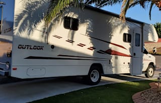2019 Winnebago Outlook 27D
