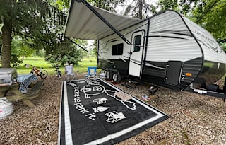 Murphy bed & Bunk BEDS! Dog friendly mini camper!