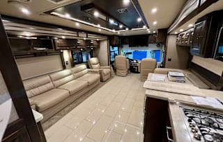 Luxury Coach - Quiet Diesel Pusher - Starlink