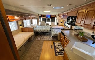 40' Newmar Dutch Star 4023 with High Speed Starlink Internet & Car Dolly