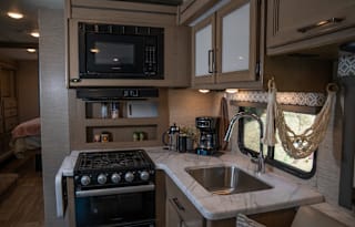 "Betty" the GORGEOUS Class C bunkhouse