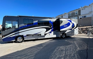 2019 Fleetwood RV Discovery 38W - Sleeps 8