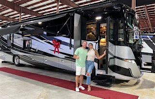 Luxury Coach - Quiet Diesel Pusher - Starlink