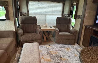 Open and Spacious 5th Wheel
