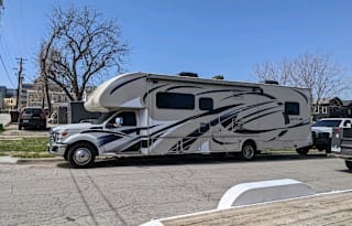 2014 Thor Motor Coach Outlaw 37LS (Toy Hauler)