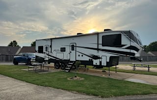 Luxury 5th Wheel Getaway with Rear Deck