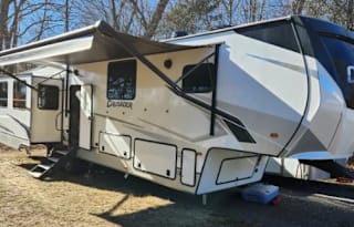Stationary spot-2022 Prime Time RV Crusader 382MBH