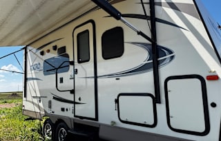 Easy Going and Easy Towing Great Couples/Family RV