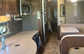 Travel in comfort, easy to drive, 2 bathrooms!