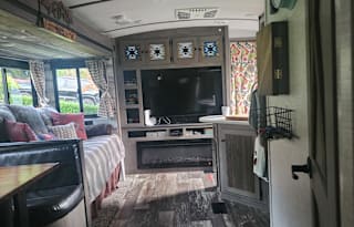 Winter Glamping? 38ft Travel Trailer w/ Arctic Pkg