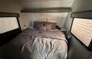 Turn Key stocked 35' bunk house travel Trailer