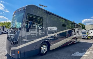 Luxury Diesel Pusher w/ 2 Full Baths & Bunkhouse