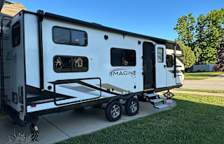 Family Fun Awaits! Spacious 2022 camper sleeps 8