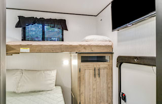 SLEEPS 6, WIFI Anywhere, Outdoor fridge & Grill