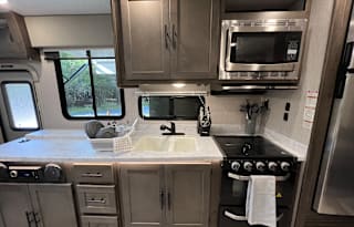 BEAUTIFUL/COMFORTABLE RV ~FULLY STOCKED ~SLEEPS 8