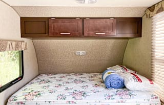 Light & Easy Tow w/Queen Pillow Top Mattress