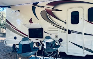 Beautiful Class A sleeps 7! MAZ421