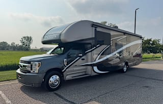 Luxury Super C RV – Sleeps 10 - Thor Magnitude