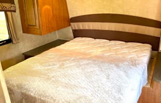 Luxe Galore! Newer, Ultra Clean! Spacious Bunks!