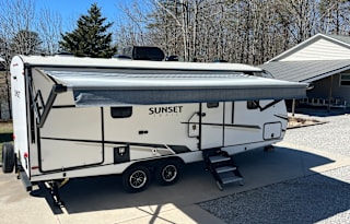 2022 Sunset Trail 222RB:  Front King /Rear Bath