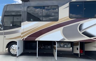 2014 Thor Motor Coach Miramar 32 1