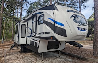 2018 Artic Wolf 5th Wheel Camper