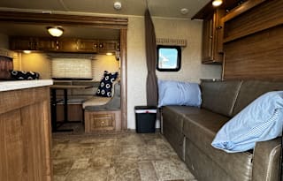 Easy Going and Easy Towing Great Couples/Family RV