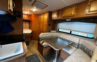 Spacious Easy to Drive Worry Free 2016 Minnie Winnie W/ U-Shaped Dinette