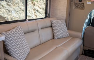 "Betty" the GORGEOUS Class C bunkhouse
