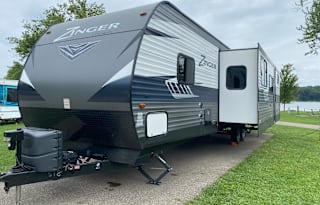 Haven on wheels! 2018 Crossroads Zinger Sleeps 10+
