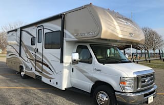 2014 Fleetwood RV Jamboree Sport 31M- LOW Miles