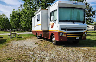 Retro-Style Winnebago Brave 31C