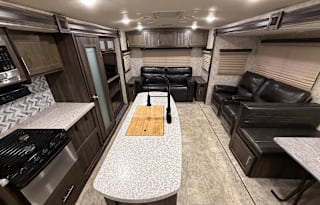 Sleeps 6 - Highland Ridge Light Spacious Trailer