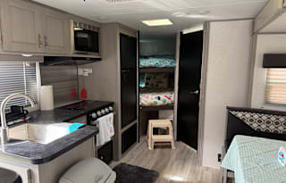 Seven Sisters '21 Prime Time RV Tracer 24DBS