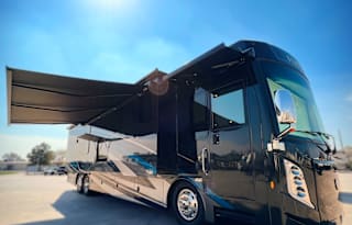 Tag Axle Diesel Pusher Bunks 2 Full baths "Buc-ee"