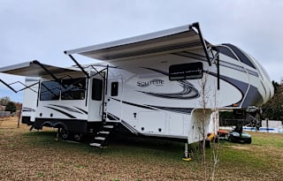 Great 5th wheel for a family. 2 full bathrooms