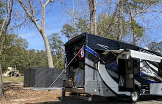 Motor Coach Thor Outlaw 37RB Toy Hauler