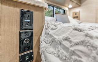 27*NEW* 2022 Thor LUXURY KING Bed, 8 Sleeper,Solar