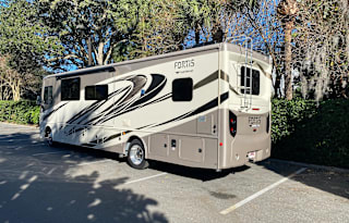 Amazing Couples Getaway w/Washer & Dryer