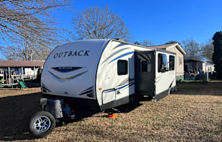 Comfortable Travel Trailer for 6 People