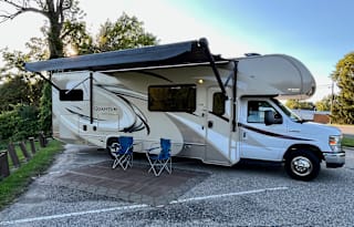 Clean and Spacious 2017 Thor Motor Coach Quantum