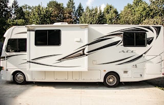 Spacious, Dreamy Motor Coach That Sleeps 8!